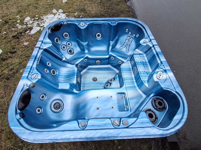 Pacific 5 persoons jacuzzi en buitenspa - afbeelding 1 van  25