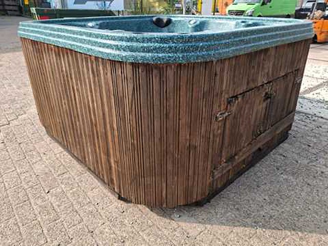 Pacific 6 persoons amerikaans jacuzzi en buitenspa - afbeelding 14 van  20