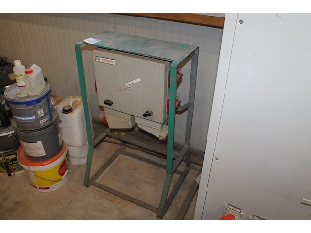 Paddenstoel/stroomverdeler met zes x 230 v, drie x 380 v en doorlus. - afbeelding 1 van  5