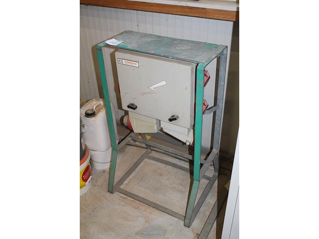 Paddenstoel/stroomverdeler met zes x 230 v, drie x 380 v en doorlus. - afbeelding 2 van  5