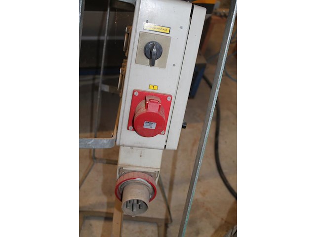 Paddenstoel/stroomverdeler met zes x 230 v, drie x 380 v en doorlus. - afbeelding 4 van  5