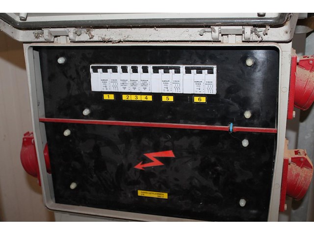 Paddenstoel/stroomverdeler met zes x 230 v, drie x 380 v en doorlus. - afbeelding 5 van  5