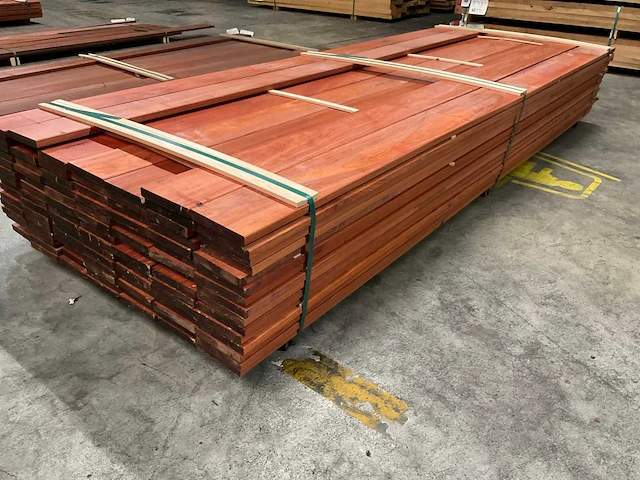 Padouk planken 21x145 mm geschaafd met vellingkant (102x) - afbeelding 2 van  5