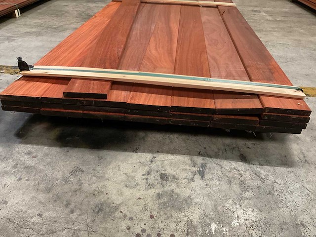 Padouk planken 21x145 mm geschaafd met vellingkant (23x) - afbeelding 4 van  6