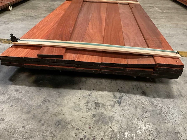 Padouk planken 21x145 mm geschaafd met vellingkant (23x) - afbeelding 4 van  6