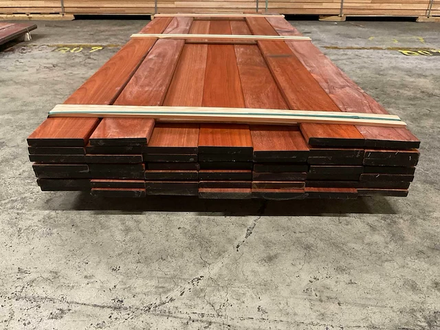 Padouk planken 21x145 mm geschaafd met vellingkant (46x) - afbeelding 2 van  6
