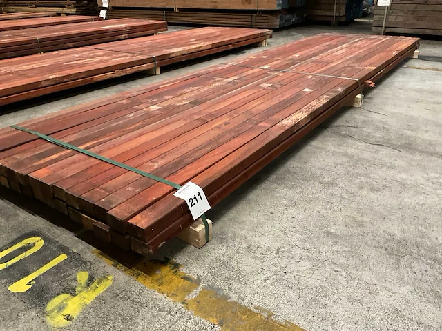 Padouk regels 40x60 mm geschaafd (32x) - afbeelding 1 van  6