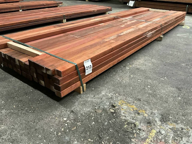 Padouk regels 40x60 mm geschaafd (57x) - afbeelding 1 van  6