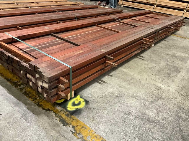 Padouk regels geschaafd 40x60 mm (55x) - afbeelding 1 van  2