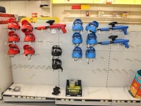 Paintball materialen w.o. 14 helmen, 7 geweren. emmer met balletjes niet geschikt voor deze geweren