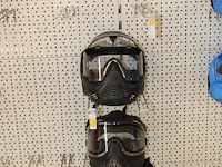 Paintball materialen w.o. 14 helmen, 7 geweren. emmer met balletjes niet geschikt voor deze geweren - afbeelding 3 van  5