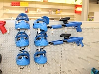 Paintball materialen w.o. 14 helmen, 7 geweren. emmer met balletjes niet geschikt voor deze geweren - afbeelding 4 van  5