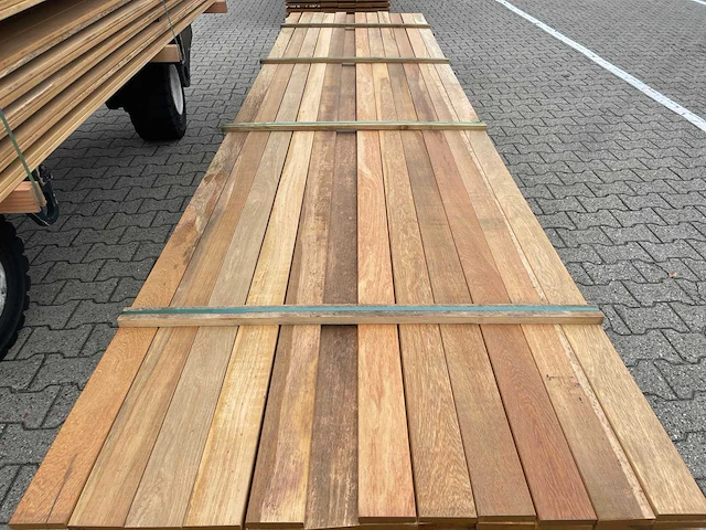 Pakoeli planken geschaafd 4000-4500x90x16mm (139x) - afbeelding 1 van  3
