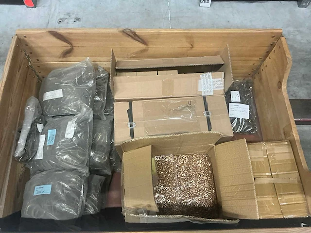 Pallet (10x) met diverse studs/ eyelets/ screwsets (13.766.969 pcs) - afbeelding 11 van  12