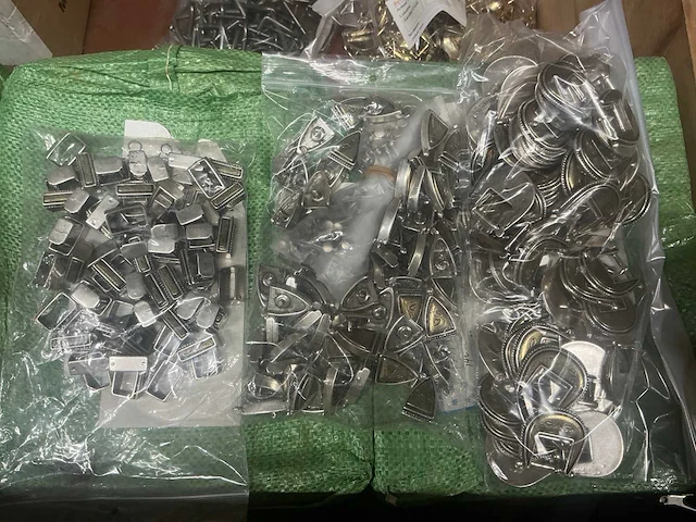 Pallet (20x) met diverse buckle/ loop/ endtip (126.678 pcs) - afbeelding 10 van  21