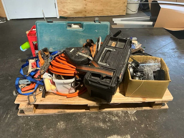 Pallet aannemersmateriaal - afbeelding 2 van  7