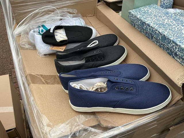 Pallet | assorti schoenen - afbeelding 2 van  10