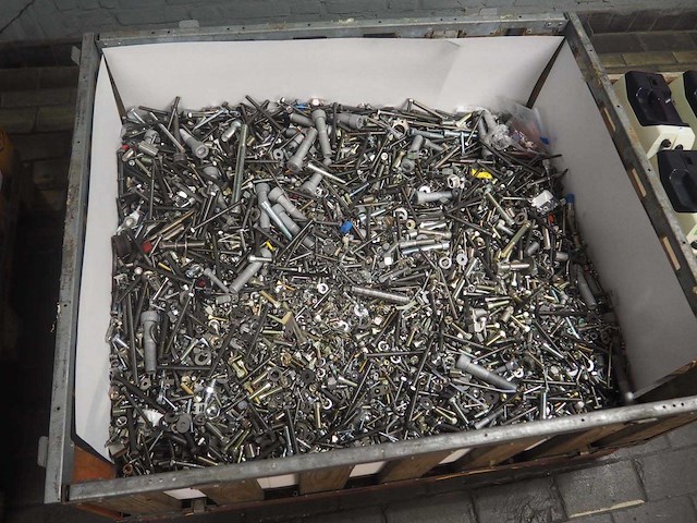 Pallet bevestigings materiaal (554kg totaal) incl pallet - afbeelding 2 van  6