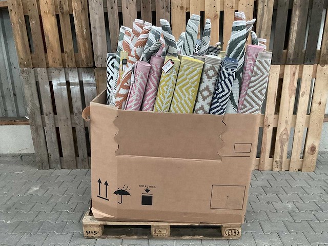 Pallet box tapijten - diverse kleuren - (95x) - afbeelding 1 van  1