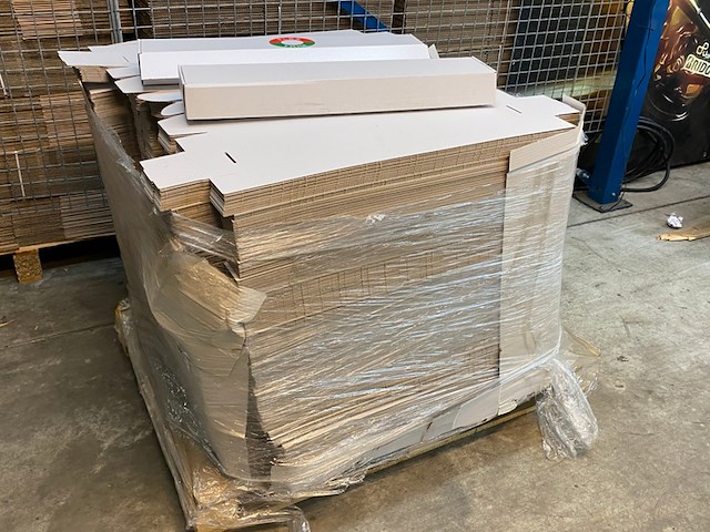 Pallet ca. 900 stansdozen 65x12x7cm, wit - afbeelding 1 van  3