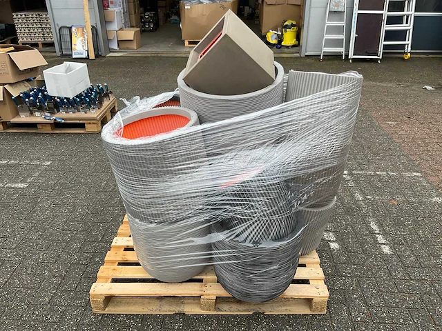Pallet capi | bloempotten - afbeelding 1 van  4