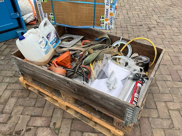 Pallet divers - diverse bouwmaterialen - afbeelding 1 van  4