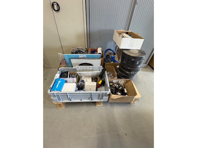 Pallet divers installatiemateriaal - afbeelding 1 van  10