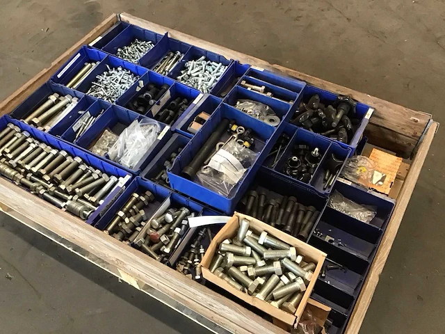Pallet diverse bouten en moeren - afbeelding 1 van  4