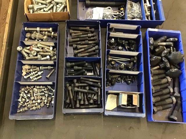 Pallet diverse bouten en moeren - afbeelding 3 van  4