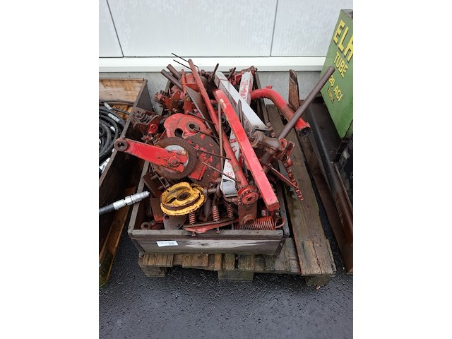 Pallet diverse hooipakpers onderdelen, o.a. new holland - afbeelding 1 van  5