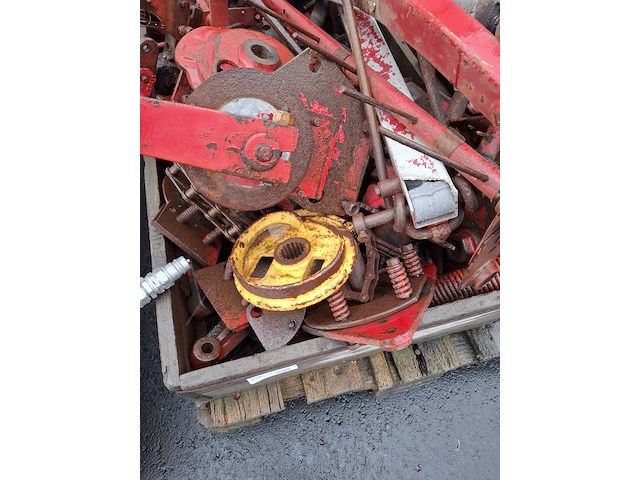 Pallet diverse hooipakpers onderdelen, o.a. new holland - afbeelding 4 van  5