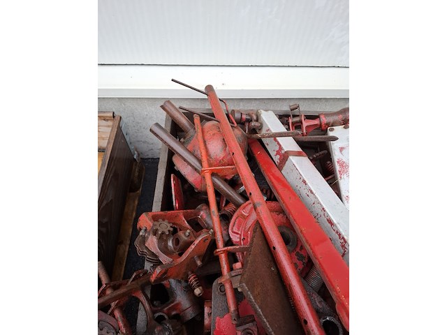 Pallet diverse hooipakpers onderdelen, o.a. new holland - afbeelding 5 van  5