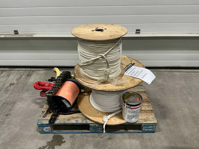 Pallet diverse scheepsbenodigheden waaronder touw en anker - afbeelding 1 van  4