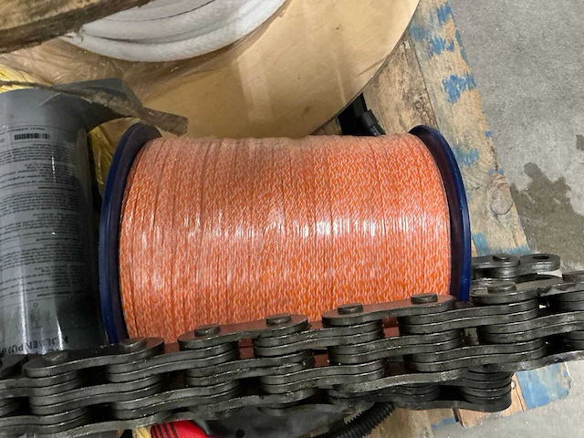 Pallet diverse scheepsbenodigheden waaronder touw en anker - afbeelding 2 van  4