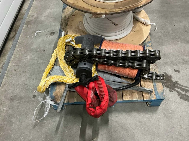Pallet diverse scheepsbenodigheden waaronder touw en anker - afbeelding 3 van  4