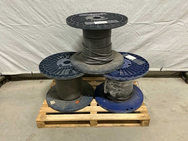 Pallet diverse stroomkabels - afbeelding 1 van  6