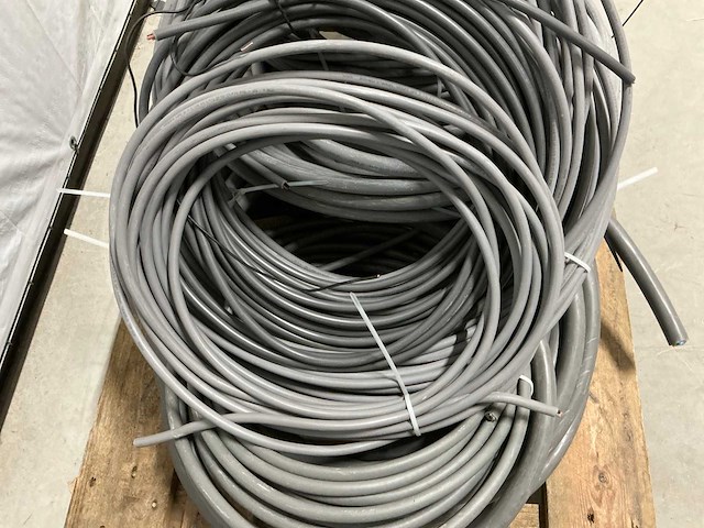 Pallet diverse stroomkabels - afbeelding 1 van  1