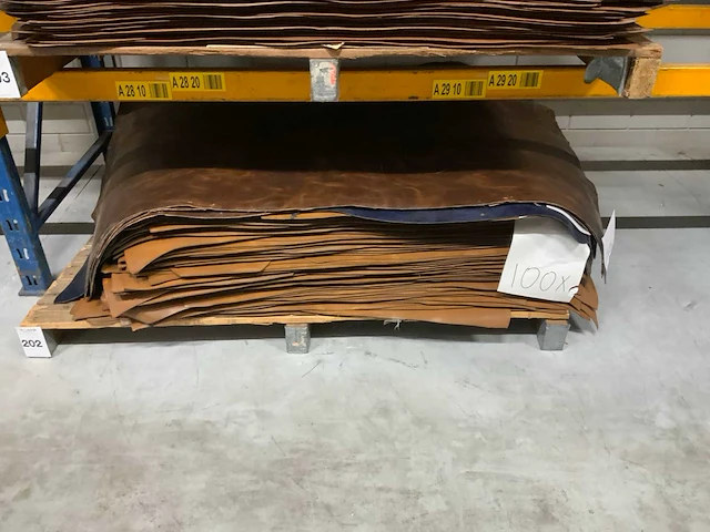 Pallet diverse vellen splitleer (1x) totaal: 217,7 m2 - afbeelding 1 van  5