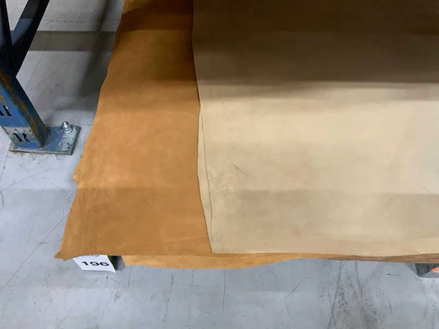 Pallet diverse vellen splitleer (1x) totaal: 28 m2 - afbeelding 2 van  3
