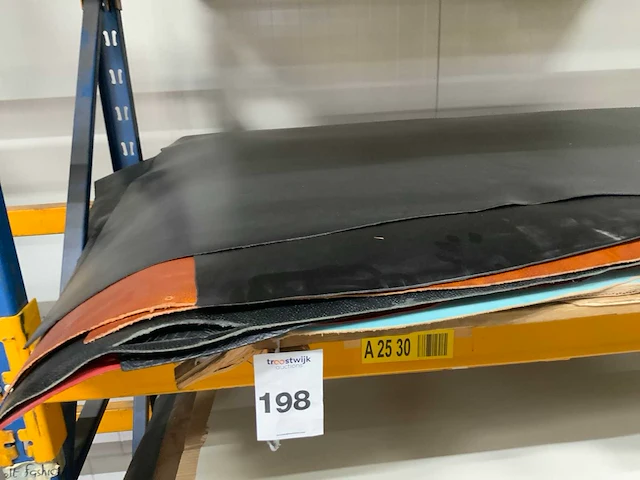 Pallet diverse vellen splitleer (1x) totaal: 46,7 m2 - afbeelding 3 van  5