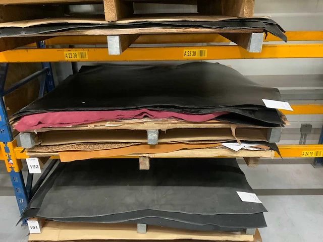 Pallet diverse vellen splitleer (2x) totaal: 103,58 m2 - afbeelding 1 van  5