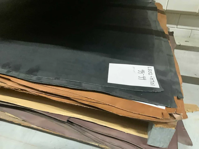 Pallet diverse vellen splitleer (2x) totaal: 104,35 m2 - afbeelding 2 van  5