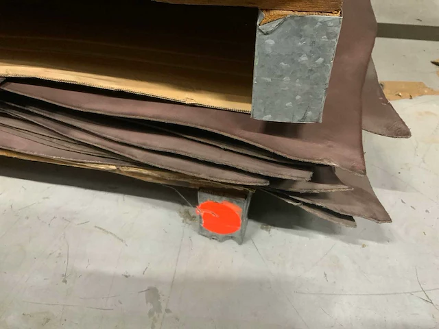 Pallet diverse vellen splitleer (2x) totaal: 104,35 m2 - afbeelding 4 van  5