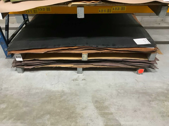 Pallet diverse vellen splitleer (2x) totaal: 104,35 m2 - afbeelding 1 van  5