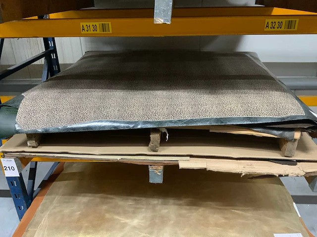 Pallet diverse vellen splitleer (2x) totaal: 104,44 m2 - afbeelding 1 van  6