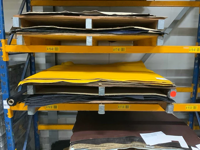 Pallet diverse vellen splitleer (2x) totaal: 105,83m2 - afbeelding 1 van  4