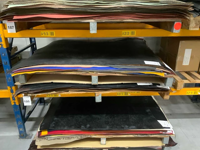 Pallet diverse vellen splitleer (2x) totaal: 122 m2 - afbeelding 1 van  7
