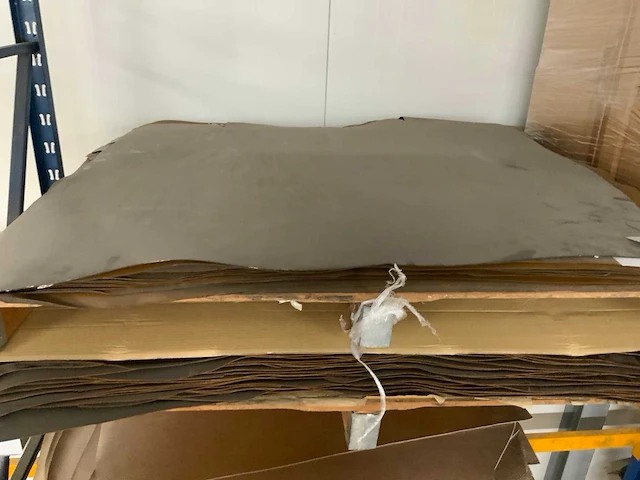Pallet diverse vellen splitleer (2x) totaal: 137 m2 - afbeelding 1 van  4