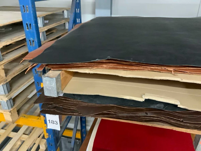 Pallet diverse vellen splitleer (2x) totaal: 140m2 - afbeelding 2 van  4