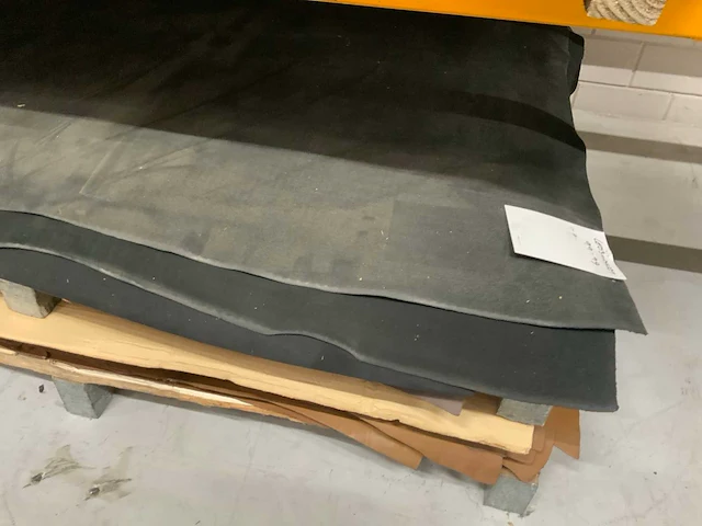 Pallet diverse vellen splitleer (2x) totaal: 144 m2 - afbeelding 2 van  4